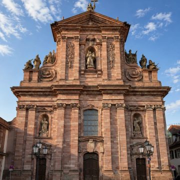 La Jesuitenkirche è una magnifica chiesa barocca nel centro storico di Heidelberg, ammirata per l'elegante facciata in arenaria rosa, gli interni riccamente decorati e l'atmosfera tranquilla a pochi passi dalla storica piazza del mercato della città.