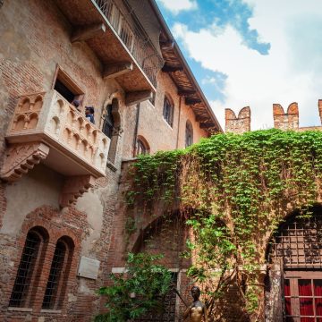 Σε απόσταση αναπνοής από την Piazza delle Erbe, η Casa di Giulietta είναι ένα φημισμένο γοτθικό παλάτι του 14ου αιώνα, γνωστό για το εμβληματικό πέτρινο μπαλκόνι του, το χάλκινο άγαλμα της Ιουλιέτας και τον αιώνιο δεσμό του με το τραγικό ρομαντικό έργο του Σαίξπηρ.