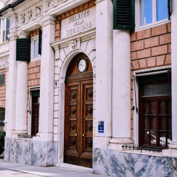 Το Palazzo Grimaldi della Meridiana είναι ένα μεγαλοπρεπές αναγεννησιακό παλάτι, όπου η μεγάλη πρόσοψη με το ηλιακό ρολόι και οι κομψές αίθουσες με τοιχογραφίες δημιουργούν μια μνημειώδη βιτρίνα της αριστοκρατικής ιστορίας της Γένοβας.