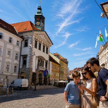 Situada no coração da Praça da Cidade, a Câmara Municipal de Liubliana é um edifício histórico do século XV que se destaca pela sua elegante fachada barroca de inspiração veneziana e por um pátio com arcadas que acolhe exposições e a Fonte de Narciso original.