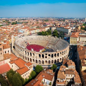 A Arena de Verona é uma das estruturas antigas mais bem preservadas do seu género, construída no século I para acolher jogos de gladiadores e atualmente mundialmente conhecida pelo seu monumental festival de ópera de verão.