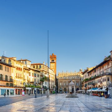 A Piazza delle Erbe é uma praça vibrante construída sobre o antigo Fórum Romano, rodeada por palácios históricos e pela icónica fonte da Madonna Verona que, em conjunto, definem a vida cívica da cidade.