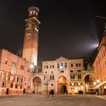 A Piazza dei Signori é uma elegante praça rodeada por monumentais edifícios medievais e apresenta uma estátua central de Dante Alighieri, o que lhe valeu a alcunha local de Piazza Dante.