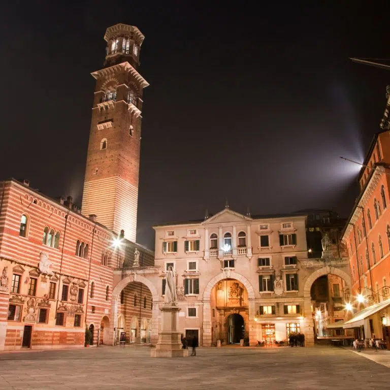 Caça ao tesouro e visita autoguiada a Verona 3 A Piazza dei Signori é uma elegante praça rodeada por monumentais edifícios medievais e apresenta uma estátua central de Dante Alighieri, o que lhe valeu a alcunha local de Piazza Dante.