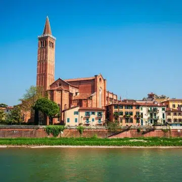 A Basílica de Sant'Anastasia é a maior igreja de Verona, uma brilhante obra-prima gótica, conhecida pelas suas imponentes abóbadas com nervuras e pelo famoso fresco do século XV de São Jorge e a Princesa.
