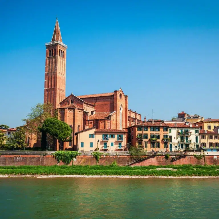 Caça ao tesouro e visita autoguiada a Verona 6 A Basílica de Sant'Anastasia é a maior igreja de Verona, uma brilhante obra-prima gótica, conhecida pelas suas imponentes abóbadas com nervuras e pelo famoso fresco do século XV de São Jorge e a Princesa.