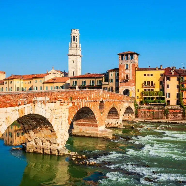 Caça ao tesouro e visita autoguiada a Verona 2 A Ponte Pietra é a ponte mais antiga de Verona, uma resistente estrutura em arco romana originalmente concluída em 100 a.C. que ainda liga o centro histórico da cidade ao Teatro Romano, do outro lado do rio Adige.