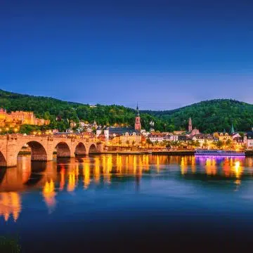 Il Ponte Vecchio è uno splendido capolavoro in pietra arenaria del XVIII secolo che collega il centro storico di Heidelberg con il quartiere di Neuenheim, caratterizzato da un'imponente porta medievale e da numerose sculture ornamentali. Famoso per i suoi nove graziosi archi e per l'iconica statua della scimmia di bronzo, offre la vista più suggestiva del castello di Heidelberg e della circostante valle del Neckar.