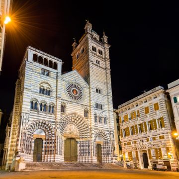 Η Cattedrale di San Lorenzo είναι ένας μεγαλοπρεπής μεσαιωνικός καθεδρικός ναός, όπου η εντυπωσιακή ασπρόμαυρη ριγέ πρόσοψη και οι μεγάλες γοτθικές πύλες δημιουργούν ένα μνημειώδες επίκεντρο της πνευματικής κληρονομιάς της Γένοβας.