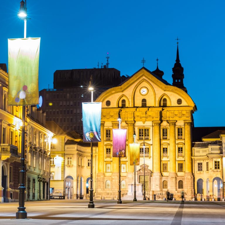Speurtocht en rondleiding op eigen houtje door Ljubljana 3 De Ursulinen kerk van de Heilige Drie-eenheid is een barok juweeltje op het Congresplein, beroemd om zijn unieke golvende gevel en monumentale pilaren.
