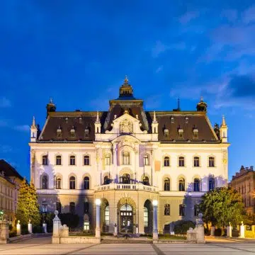 Het hoofdgebouw van de Universiteit van Ljubljana is een majestueus paleis in neorenaissancestijl dat dienst doet als academisch hart van de stad aan het historische Congresplein.
