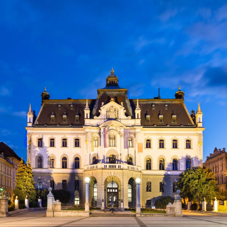 Speurtocht en rondleiding op eigen houtje door Ljubljana 4 Het hoofdgebouw van de Universiteit van Ljubljana is een majestueus paleis in neorenaissancestijl dat dienst doet als academisch hart van de stad aan het historische Congresplein.