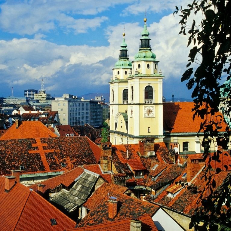 Speurtocht en rondleiding op eigen houtje door Ljubljana 2 De kathedraal van Ljubljana is een barok meesterwerk dat beroemd is om zijn prachtige groene koepels en twee torens die het centrale marktgebied van de stad domineren.