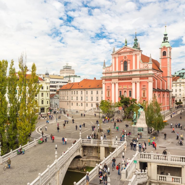 Speurtocht en rondleiding op eigen houtje door Ljubljana 5 De Franciscaner kerk van de Annunciatie is een zalmroze barok monument dat de esthetiek van het Prešerenplein en de centrale skyline van de stad bepaalt.