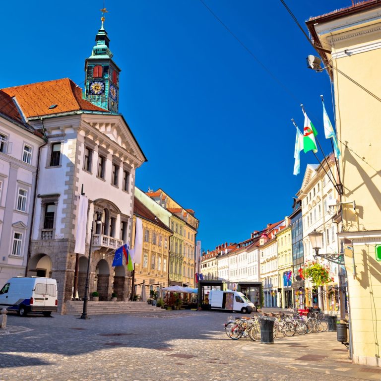 Speurtocht en rondleiding op eigen houtje door Ljubljana 6 Het stadhuis van Ljubljana is een prachtig barok monument met een Venetiaans geïnspireerde gevel en een historische binnenplaats dat dienst doet als zetel van het stadsbestuur.