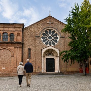 Die majestätische Basilika San Domenico, die für ihre atemberaubende „Arca di San Domenico“ bekannt ist, in der die Überreste des Heiligen Dominikus aufbewahrt werden und die frühe Skulpturen von Michelangelo beherbergt, zählt zu den kunsthistorisch bedeutendsten Heiligtümern Bolognas.