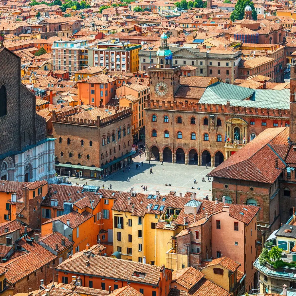 Schnitzeljagd und selbstgeführte Tour durch Bologna 2 Der historische Palazzo d'Accursio, der mit seiner mittelalterlichen, festungsartigen Fassade die Piazza Maggiore dominiert, dient als Rathaus von Bologna und beherbergt eine reichhaltige Sammlung von Renaissance-Kunst, eine monumentale Treppe sowie eine Kapelle mit wunderschönen Fresken.