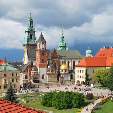 Arroccata sulla collina di Wawel, la storica cattedrale gotica di Wawel è stata per secoli il luogo delle incoronazioni e il pantheon reale dei monarchi polacchi.