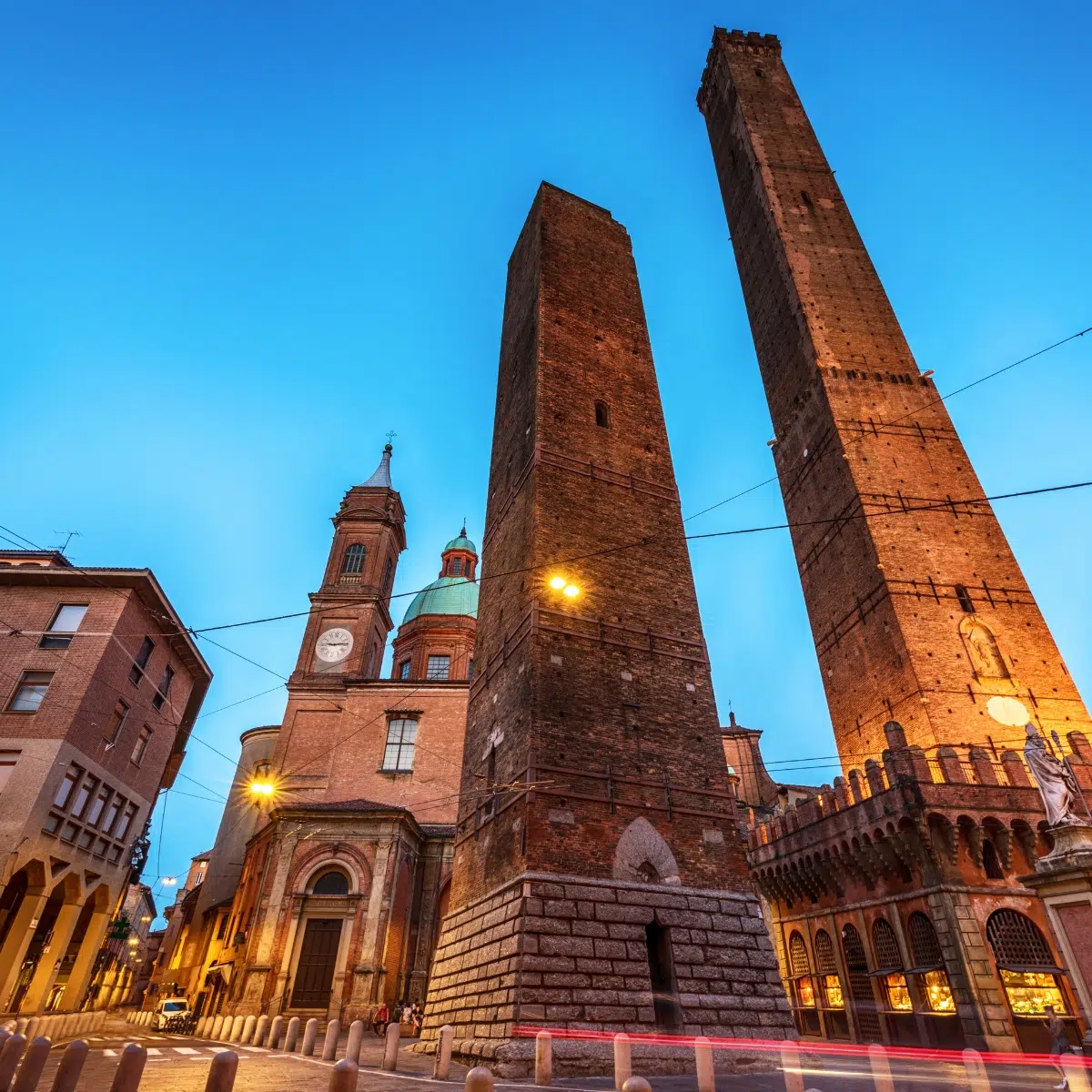 Schnitzeljagd und selbstgeführte Tour durch Bologna 3 Die beiden Türme sind die ikonischen Symbole der mittelalterlichen Skyline von Bologna. Sie bestehen aus dem hoch aufragenden Asinelli, der einen Panoramablick auf die Stadt bietet, und dem dramatisch schiefen Garisenda.