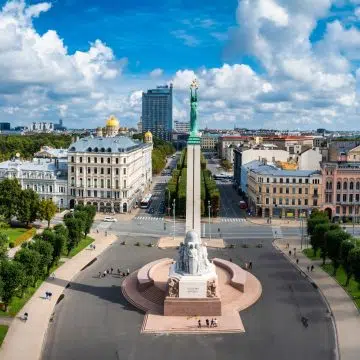 O Monumento à Liberdade é um imponente memorial de granito e cobre construído para homenagear os soldados que morreram durante a Guerra da Independência da Letónia. No seu topo, a figura feminina da Liberdade segura três estrelas douradas que representam as regiões históricas da Letónia, servindo como um poderoso símbolo da soberania nacional.