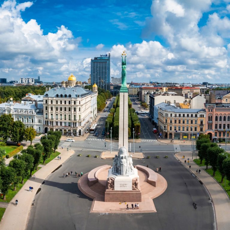 Caça ao tesouro e visita autoguiada a Riga 6 O Monumento à Liberdade é um imponente memorial de granito e cobre construído para homenagear os soldados que morreram durante a Guerra da Independência da Letónia. No seu topo, a figura feminina da Liberdade segura três estrelas douradas que representam as regiões históricas da Letónia, servindo como um poderoso símbolo da soberania nacional.