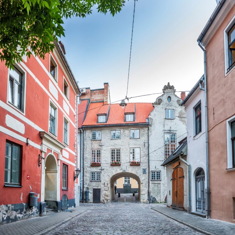 Caça ao tesouro e visita autoguiada a Riga 5 A Porta Sueca é a única porta que resta das antigas fortificações da cidade, construída em 1698 durante o período de domínio sueco. Foi habilmente cortada numa fila de casas residenciais para permitir um melhor acesso aos quartéis localizados fora das muralhas da cidade.