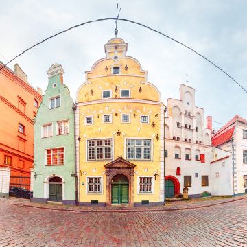 Os "Três Irmãos" são o mais antigo complexo de casas residenciais de Riga, mostrando a evolução da arquitetura letã dos séculos XV a XVII. Cada um dos três edifícios vizinhos representa um estilo diferente, que vai desde o renascimento e o maneirismo holandês até às influências barrocas.