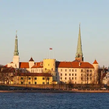O Castelo de Riga é uma fortaleza histórica situada nas margens do rio Daugava, que serve de residência oficial do Presidente da Letónia. Originalmente construído em 1330, foi reconstruído ao longo dos séculos e continua a ser um dos marcos culturais e políticos mais significativos da cidade.