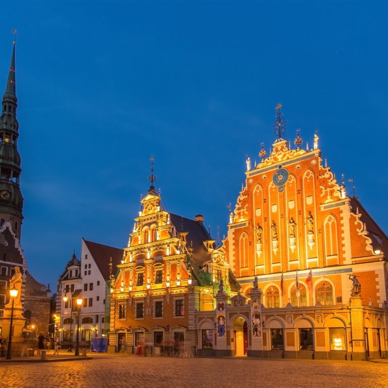 Caça ao tesouro e visita autoguiada a Riga 2 A Casa dos Cabeças Negras é um impressionante edifício gótico conhecido pela sua fachada renascentista ornamentada e pelo intrincado relógio astronómico. Originalmente construído para um grémio de comerciantes solteiros, é um símbolo magnífico da rica história hanseática e da grandeza arquitetónica de Riga.