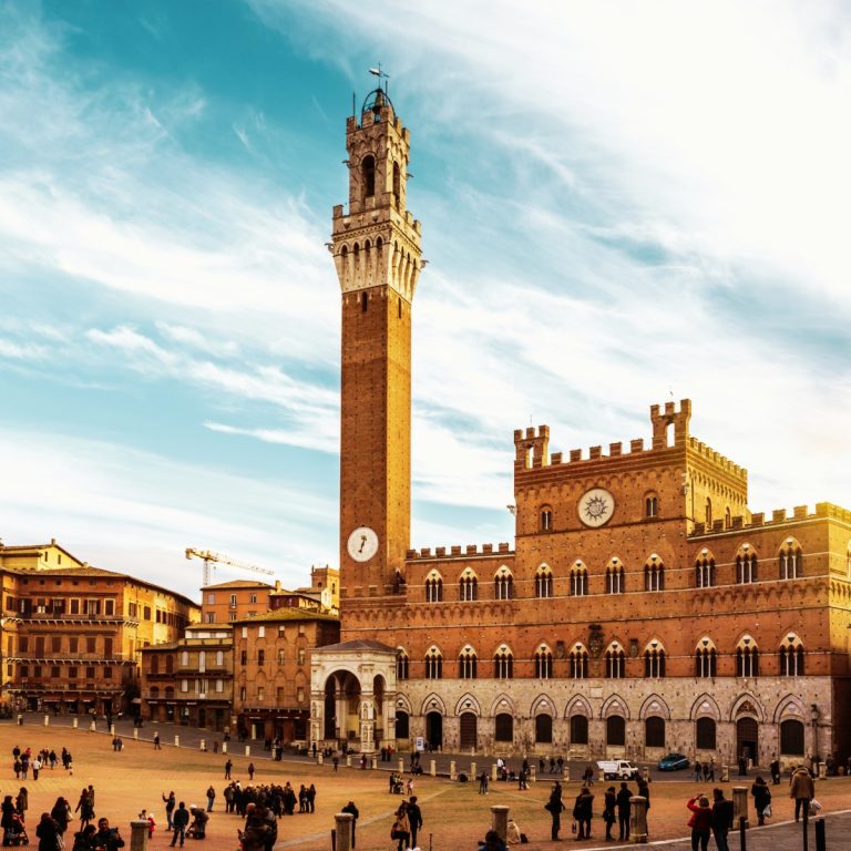 Speurtocht en rondleiding op eigen houtje door Siena 3 Palazzo Pubblico is een majestueuze gotische bezienswaardigheid waar een grote bakstenen gevel en de torenhoge Torre del Mangia een monumentaal symbool vormen van de burgerlijke macht en het artistieke erfgoed van Siena.
