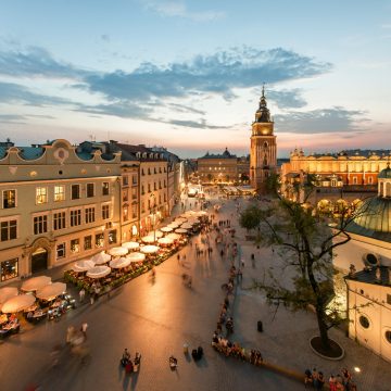 Wieża Ratuszowa to majestatyczny gotycki punkt orientacyjny, w którym okazała ceglana fasada i kultowa pochyła konstrukcja tworzą monumentalny punkt widokowy z widokiem na historyczny Rynek Główny w Krakowie.