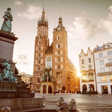Bazylika Mariacka to majestatyczny gotycki zabytek, w którym wielki rzeźbiony ołtarz i uderzające asymetryczne wieże tworzą monumentalne arcydzieło z widokiem na historyczny Rynek Główny w Krakowie.