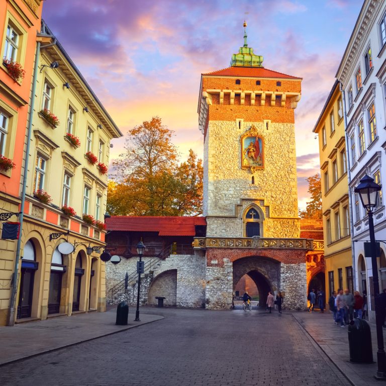 Krakowska zabawa w poszukiwanie skarbów i wycieczka z przewodnikiem 4 Brama Floriańska to majestatyczna średniowieczna wieża, w której grube kamienne mury i wielkie łukowate wejście tworzą monumentalną bramę do historycznego serca Krakowa.