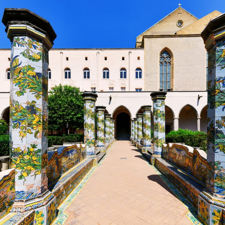 Zabawa w poszukiwanie skarbów w Neapolu i wycieczka z przewodnikiem 6 Complesso Monumentale di Santa Chiara w Neapolu to ważne miejsce kultu religijnego, w którym znajduje się spokojna gotycka bazylika i światowej sławy krużganek ozdobiony misternymi XVIII-wiecznymi płytkami majolikowymi.