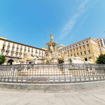 Monumentalna Fontanna Neptuna na Piazza del Municipio w Neapolu to wspaniałe XVI-wieczne arcydzieło, które celebruje morskie dziedzictwo miasta.
