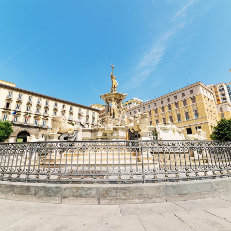Zabawa w poszukiwanie skarbów w Neapolu i wycieczka z przewodnikiem własnym 5 Monumentalna Fontanna Neptuna na Piazza del Municipio w Neapolu to wspaniałe XVI-wieczne arcydzieło, które celebruje morskie dziedzictwo miasta.