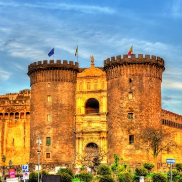 Kultowy Castel Nuovo lub Maschio Angioino to potężna średniowieczna forteca w Neapolu, wyróżniająca się pięcioma masywnymi cylindrycznymi wieżami i wspaniałym łukiem triumfalnym z białego marmuru.
