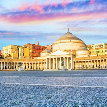 Wielki Piazza del Plebiscito to najbardziej charakterystyczny plac Neapolu, charakteryzujący się majestatyczną neoklasycystyczną kolumnadą bazyliki San Francesco di Paola i historycznym Pałacem Królewskim, które razem tworzą symboliczne serce miasta.