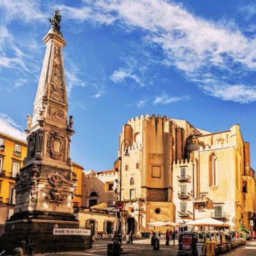 Piazza San Domenico Maggiore to historyczny neapolitański plac z wielkim XVII-wiecznym obeliskiem otoczonym arystokratycznymi pałacami i legendarną gotycką bazyliką.