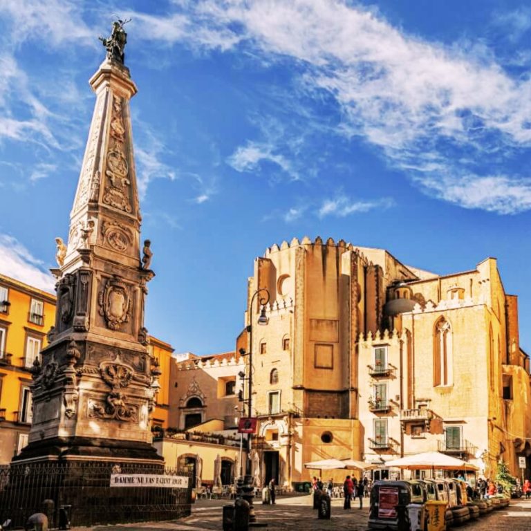 Zabawa w poszukiwanie skarbów w Neapolu i wycieczka z przewodnikiem 2 Piazza San Domenico Maggiore to historyczny neapolitański plac z wielkim XVII-wiecznym obeliskiem otoczonym arystokratycznymi pałacami i legendarną gotycką bazyliką.