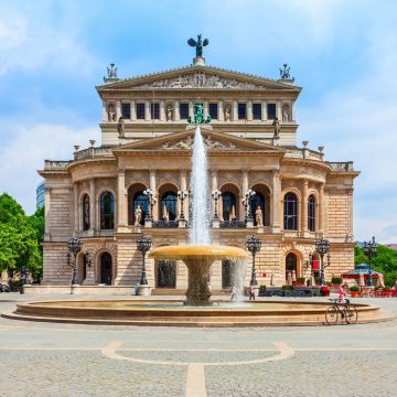 Η Alte Oper, η οποία άνοιξε για πρώτη φορά το 1880 και ανακατασκευάστηκε με μεγάλη προσοχή μετά τον Β' Παγκόσμιο Πόλεμο, αποτελεί ένα πολυτελές μνημείο αρχιτεκτονικής σε νεοαναγεννησιακό ύφος, το οποίο σήμερα λειτουργεί ως ένας από τους κορυφαίους χώρους συναυλιών και συνεδρίων της Γερμανίας.