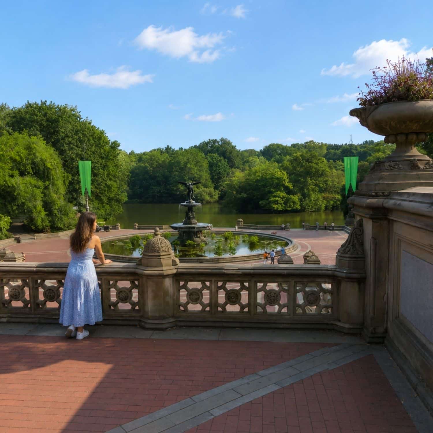 Schnitzeljagd und selbstgeführte Tour durch den New Yorker Central Park 2 Die Bethesda Terrace in New York ist eines der elegantesten Wahrzeichen des Central Parks und bekannt für ihre prächtigen Steintreppen, die kunstvoll verzierte Arkade und den wunderschönen Blick auf den Bethesda-Brunnen und den See.