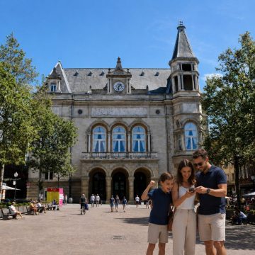 Tętniący życiem Place d'Armes, położony w samym sercu Starego Miasta, otoczony przyjaznymi tarasami na świeżym powietrzu i ocieniony bujnymi drzewami, łączy w sobie tętniącą życiem lokalną kulturę kawiarnianą z zabytkami oraz wielowiekową tradycją obywatelską.