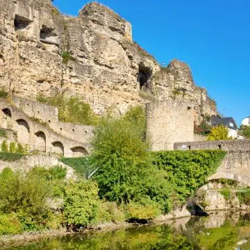 Bock Casemates to rozległa sieć XVII-wiecznych podziemnych tuneli i galerii wykutych bezpośrednio w skalistych klifach, które niegdyś stanowiły część potężnego systemu obronnego miasta znanego jako "Gibraltar Północy". To wpisane na listę światowego dziedzictwa UNESCO miejsce oferuje fascynujące zejście do historii wojskowości, zapewniając panoramiczne widoki na dolinę rzeki Alzette i starożytne fortyfikacje, które wiją się wzdłuż malowniczej dzielnicy Grund.