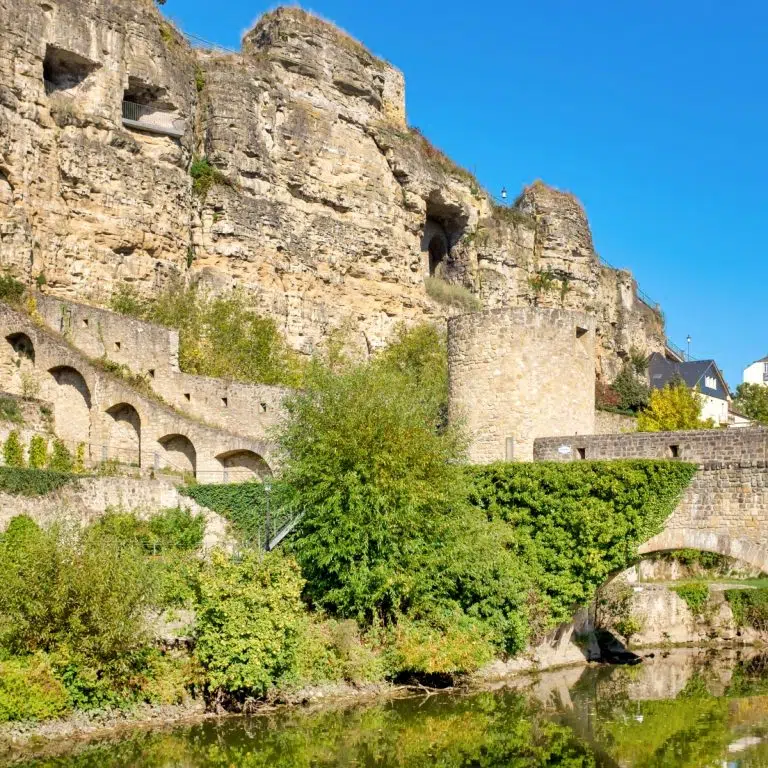 Bock Casemates to rozległa sieć XVII-wiecznych podziemnych tuneli i galerii wykutych bezpośrednio w skalistych klifach, które niegdyś stanowiły część potężnego systemu obronnego miasta znanego jako "Gibraltar Północy". To wpisane na listę światowego dziedzictwa UNESCO miejsce oferuje fascynujące zejście do historii wojskowości, zapewniając panoramiczne widoki na dolinę rzeki Alzette i starożytne fortyfikacje, które wiją się wzdłuż malowniczej dzielnicy Grund.