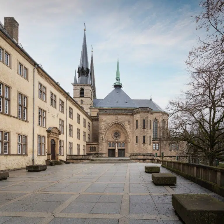 Katedra Notre-Dame to oszałamiający XVII-wieczny zabytek i jedyna katedra w Luksemburgu, prezentująca unikalne połączenie późnogotyckiej architektury i renesansowych elementów dekoracyjnych. Służy jako miejsce spoczynku członków rodziny wielkoksiążęcej w krypcie i jest domem dla czczonego posągu Consolatrix Afflictorum, patronki zarówno miasta, jak i narodu.