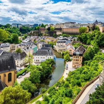 Chemin de la Corniche, często nazywany najpiękniejszym balkonem w Europie, oferuje spektakularną promenadę dla pieszych, która wije się wzdłuż XVII-wiecznych murów miejskich z widokiem na rzekę Alzette. Z tej wzniesionej ścieżki można podziwiać zapierające dech w piersiach widoki na malowniczą dzielnicę Grund poniżej i historyczny płaskowyż Rham, ukazujący dramatyczną wielowarstwową architekturę starożytnej fortecy miasta.