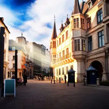 Pałac Wielkiego Księcia jest oficjalną rezydencją Wielkiego Księcia Luksemburga, z oszałamiającą XVI-wieczną fasadą w stylu flamandzkiego renesansu i wyszukaną żelazną konstrukcją. Położony w samym sercu Starego Miasta, jest symbolem monarchii narodowej i jest strzeżony przez żołnierzy, którzy dokonują uroczystej zmiany warty.