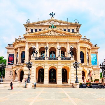 Die Alte Oper ist ein prächtiger Konzertsaal im Renaissance-Stil, der nach dem Zweiten Weltkrieg wieder aufgebaut wurde und eines der wichtigsten kulturellen Wahrzeichen Frankfurts ist.