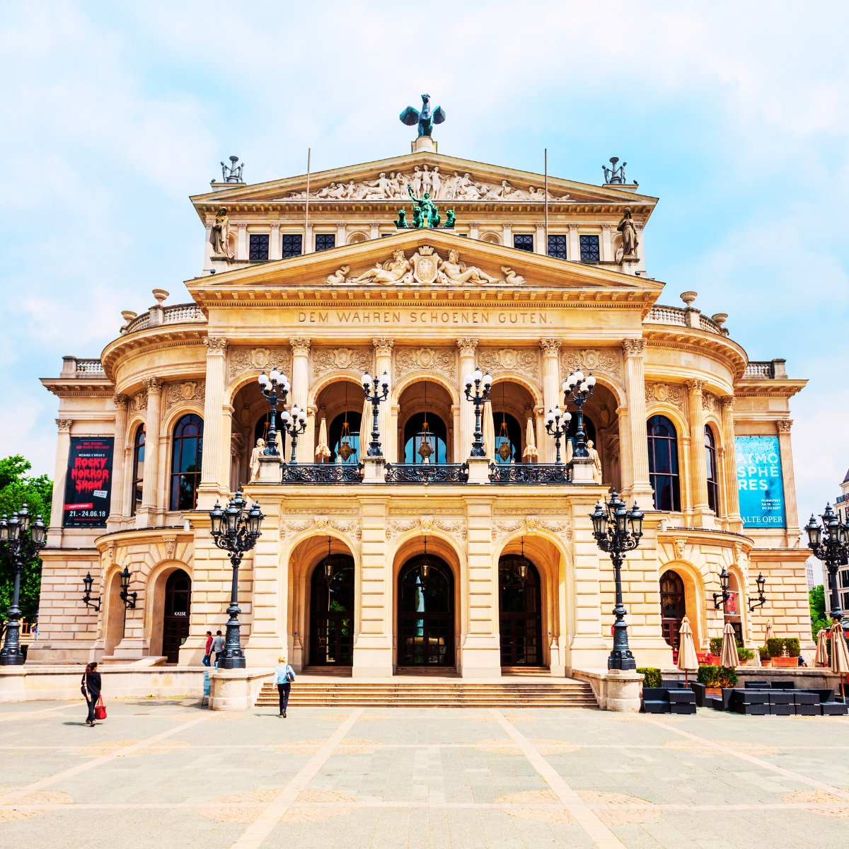 Schnitzeljagd und selbstgeführte Tour durch Frankfurt 3 Die Alte Oper ist ein prächtiger Konzertsaal im Renaissance-Stil, der nach dem Zweiten Weltkrieg wieder aufgebaut wurde und eines der wichtigsten kulturellen Wahrzeichen Frankfurts ist.